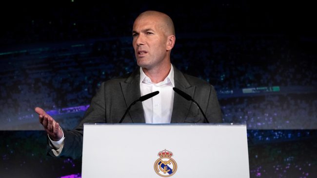Pelatih asal Napoli, Carlo Ancelotti angkat bicara mengenai keputusan dari Real Madrid untuk merekut kembali Zinedine Zidane