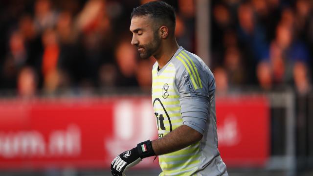 Kiper Almere City Etemadi mendapat makian  atas kesalahan-kesalahan penting di babak play-off